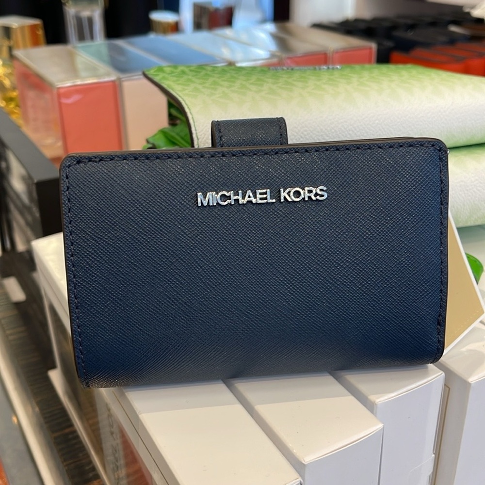 Michael Medium Crossgrain Leather Bifold Wallet
Navy
NWT - Picture 11 of 16